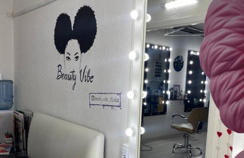 Завивка, ботокс, кератин, окрашивание волос со скидкой до 33% в "Beauty vibe"