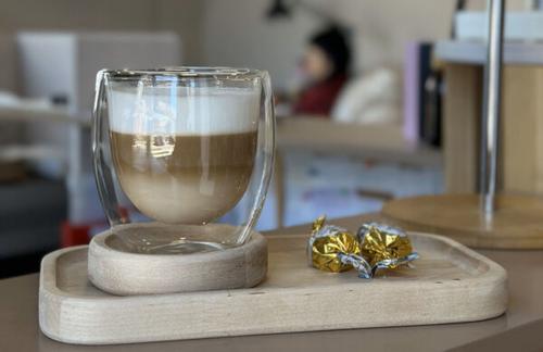 Маникюр/педикюр, парафинотерапия от 15 р. в салоне красоты "Home Beauty Lounge"