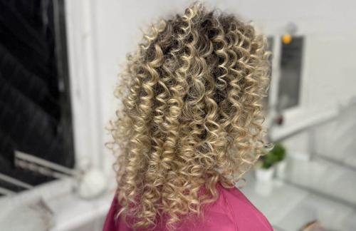Завивка, ботокс, кератин, окрашивание волос со скидкой до 33% в "Beauty vibe"