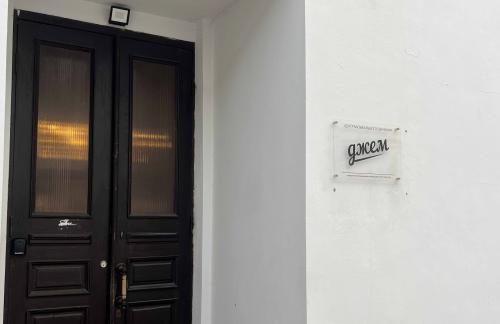 Индивидуальные и парные занятия: вокал, гитара, барабаны, фортепиано от 30р в "Jam"