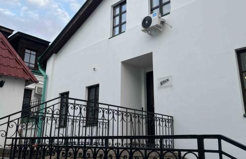 Индивидуальные и парные занятия: вокал, гитара, барабаны, фортепиано от 30р в "Jam"