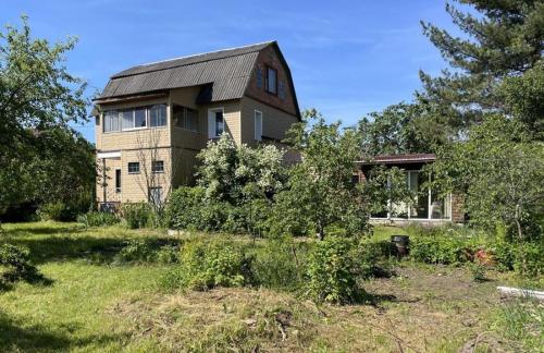 Продается просторный дом в 15 км от МКАД: баня, душ, камин, стоянка, сад, огород, забор, рядом лес!